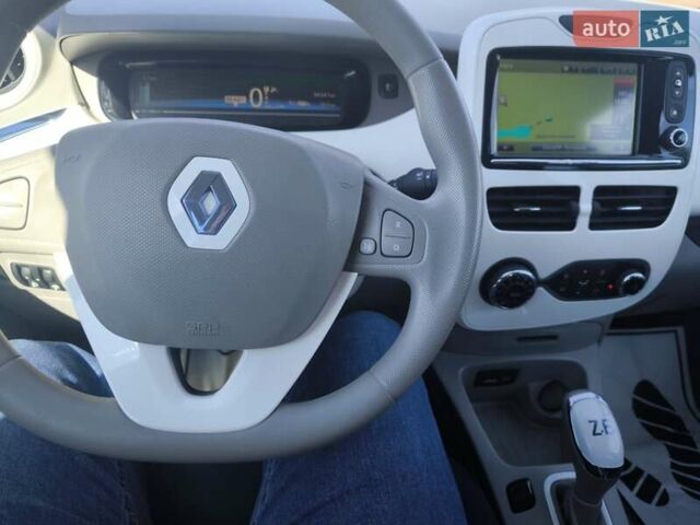 Белый Рено Зое, объемом двигателя 0 л и пробегом 88 тыс. км за 5899 $, фото 11 на Automoto.ua