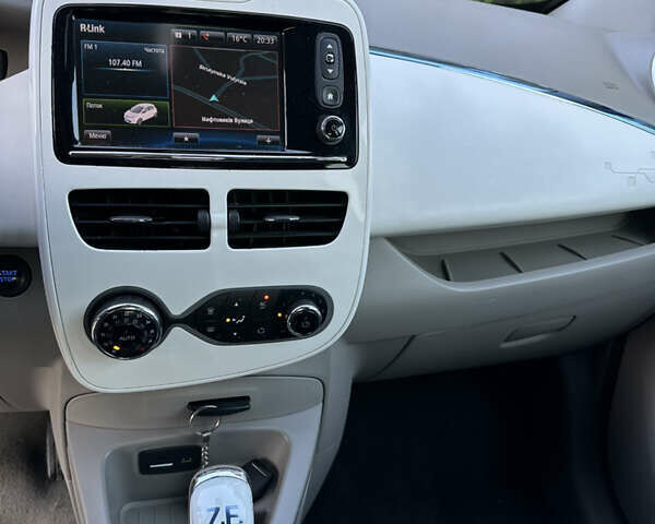 Белый Рено Зое, объемом двигателя 0 л и пробегом 106 тыс. км за 6550 $, фото 31 на Automoto.ua