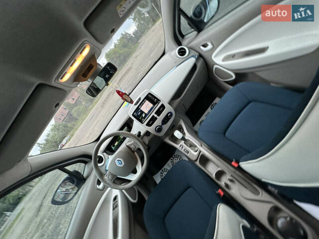 Белый Рено Зое, объемом двигателя 0 л и пробегом 106 тыс. км за 6550 $, фото 20 на Automoto.ua
