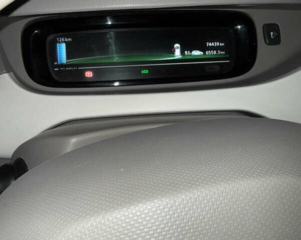 Білий Рено Зое, об'ємом двигуна 0 л та пробігом 74 тис. км за 6400 $, фото 11 на Automoto.ua