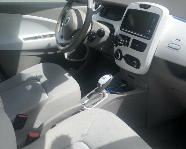 Белый Рено Зое, объемом двигателя 0 л и пробегом 53 тыс. км за 6500 $, фото 7 на Automoto.ua