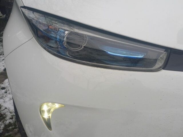 Белый Рено Зое, объемом двигателя 0 л и пробегом 150 тыс. км за 5550 $, фото 5 на Automoto.ua