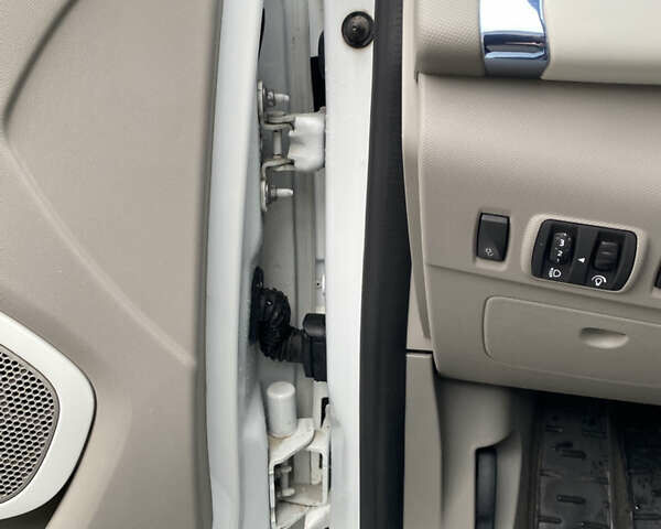 Белый Рено Зое, объемом двигателя 0 л и пробегом 211 тыс. км за 5800 $, фото 14 на Automoto.ua