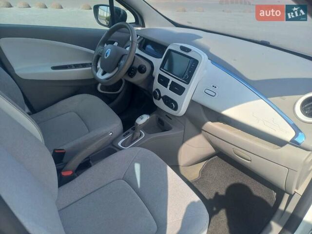 Белый Рено Зое, объемом двигателя 0 л и пробегом 150 тыс. км за 5600 $, фото 14 на Automoto.ua