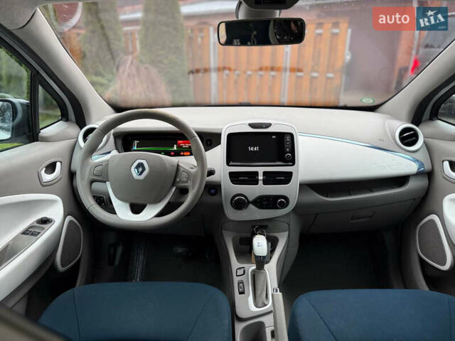 Белый Рено Зое, объемом двигателя 0 л и пробегом 72 тыс. км за 4700 $, фото 3 на Automoto.ua