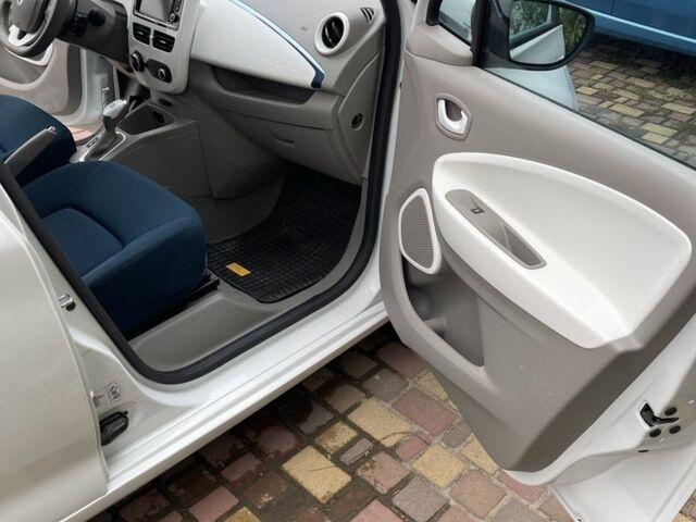 Белый Рено Зое, объемом двигателя 0 л и пробегом 146 тыс. км за 6300 $, фото 11 на Automoto.ua