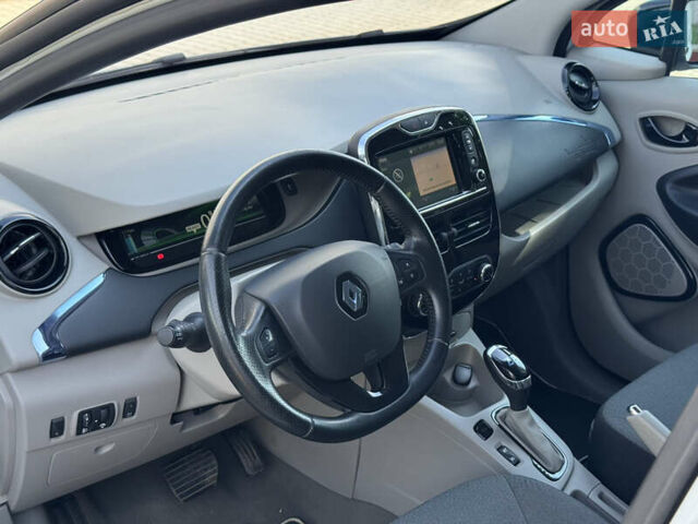 Белый Рено Зое, объемом двигателя 0 л и пробегом 155 тыс. км за 6300 $, фото 16 на Automoto.ua