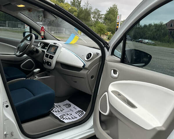 Белый Рено Зое, объемом двигателя 0 л и пробегом 106 тыс. км за 6550 $, фото 22 на Automoto.ua