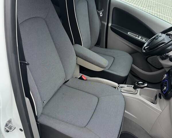 Белый Рено Зое, объемом двигателя 0 л и пробегом 100 тыс. км за 6500 $, фото 19 на Automoto.ua