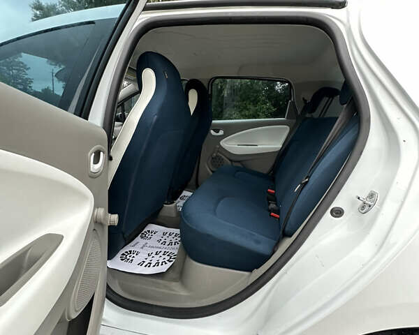 Белый Рено Зое, объемом двигателя 0 л и пробегом 106 тыс. км за 6550 $, фото 24 на Automoto.ua