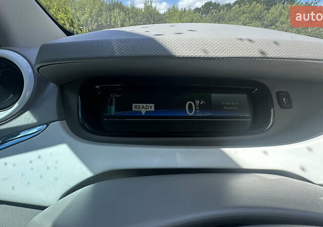 Белый Рено Зое, объемом двигателя 0 л и пробегом 160 тыс. км за 6350 $, фото 9 на Automoto.ua