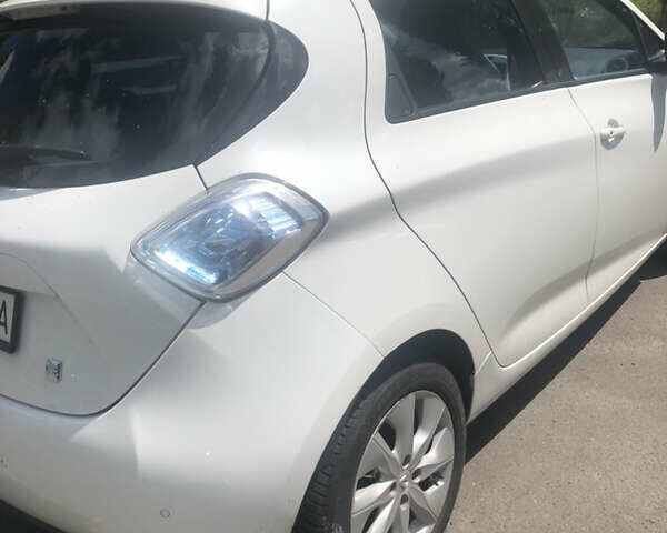 Белый Рено Зое, объемом двигателя 0 л и пробегом 53 тыс. км за 6500 $, фото 28 на Automoto.ua
