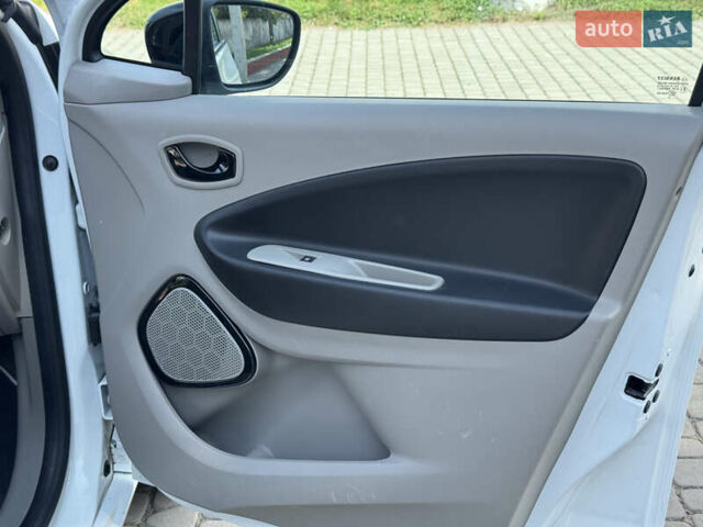 Белый Рено Зое, объемом двигателя 0 л и пробегом 155 тыс. км за 6300 $, фото 34 на Automoto.ua