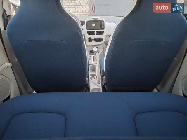 Белый Рено Зое, объемом двигателя 0 л и пробегом 144 тыс. км за 6300 $, фото 2 на Automoto.ua