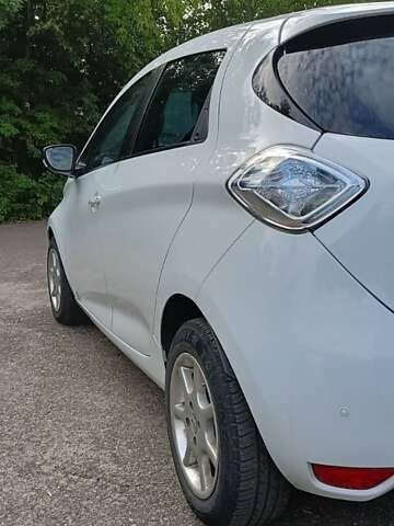 Белый Рено Зое, объемом двигателя 0 л и пробегом 143 тыс. км за 6500 $, фото 11 на Automoto.ua