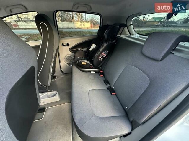 Белый Рено Зое, объемом двигателя 0 л и пробегом 120 тыс. км за 5999 $, фото 33 на Automoto.ua