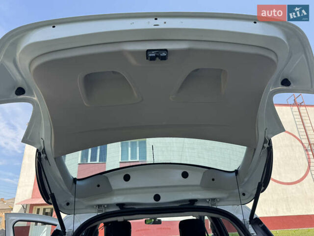 Белый Рено Зое, объемом двигателя 0 л и пробегом 155 тыс. км за 6300 $, фото 28 на Automoto.ua