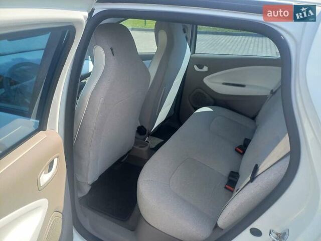 Белый Рено Зое, объемом двигателя 0 л и пробегом 150 тыс. км за 5600 $, фото 10 на Automoto.ua