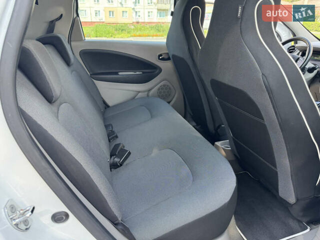 Белый Рено Зое, объемом двигателя 0 л и пробегом 155 тыс. км за 6300 $, фото 32 на Automoto.ua