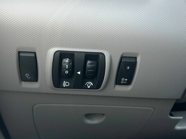 Білий Рено Зое, об'ємом двигуна 0 л та пробігом 201 тис. км за 6400 $, фото 13 на Automoto.ua