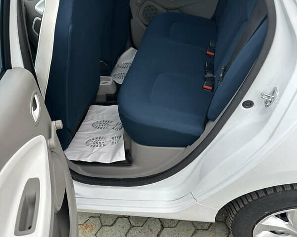 Білий Рено Зое, об'ємом двигуна 0 л та пробігом 72 тис. км за 5999 $, фото 16 на Automoto.ua