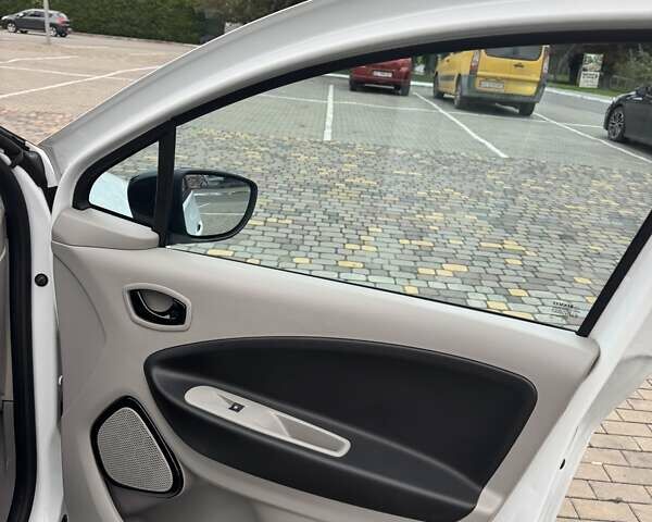 Белый Рено Зое, объемом двигателя 0 л и пробегом 100 тыс. км за 6500 $, фото 21 на Automoto.ua