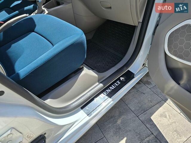 Белый Рено Зое, объемом двигателя 0 л и пробегом 166 тыс. км за 5999 $, фото 22 на Automoto.ua