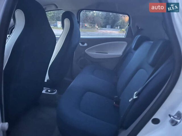 Белый Рено Зое, объемом двигателя 0 л и пробегом 106 тыс. км за 6550 $, фото 38 на Automoto.ua