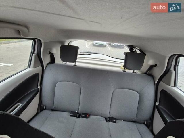 Белый Рено Зое, объемом двигателя 0 л и пробегом 138 тыс. км за 6700 $, фото 18 на Automoto.ua