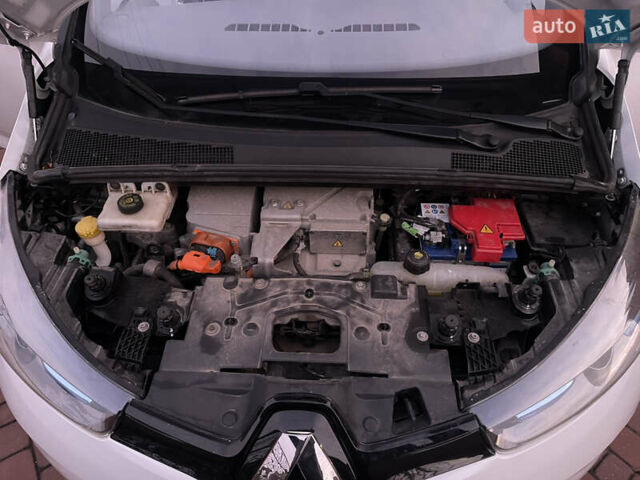 Белый Рено Зое, объемом двигателя 0 л и пробегом 155 тыс. км за 6800 $, фото 15 на Automoto.ua
