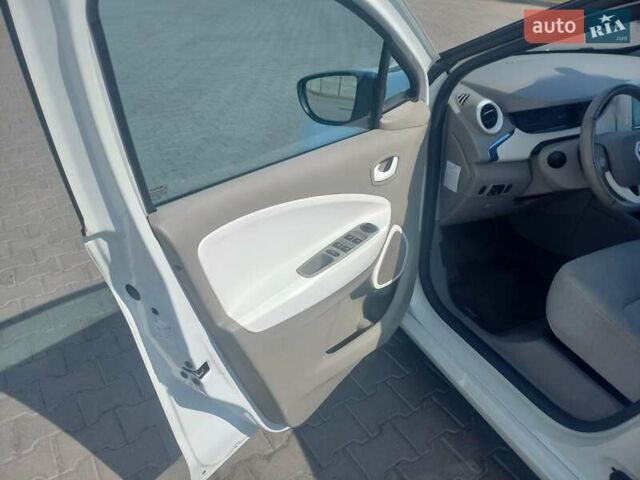 Белый Рено Зое, объемом двигателя 0 л и пробегом 150 тыс. км за 5600 $, фото 15 на Automoto.ua