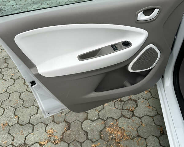 Білий Рено Зое, об'ємом двигуна 0 л та пробігом 72 тис. км за 5999 $, фото 18 на Automoto.ua