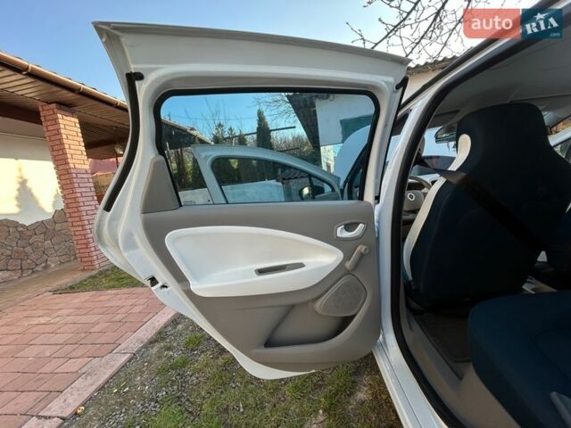 Белый Рено Зое, объемом двигателя 0 л и пробегом 96 тыс. км за 6700 $, фото 40 на Automoto.ua