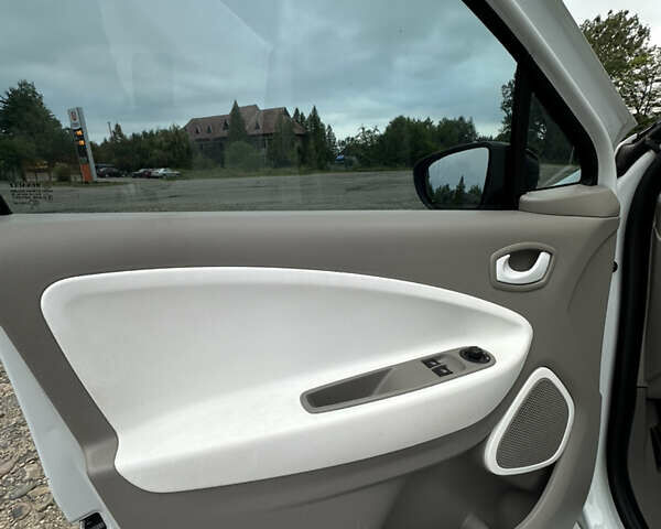 Белый Рено Зое, объемом двигателя 0 л и пробегом 106 тыс. км за 6550 $, фото 28 на Automoto.ua