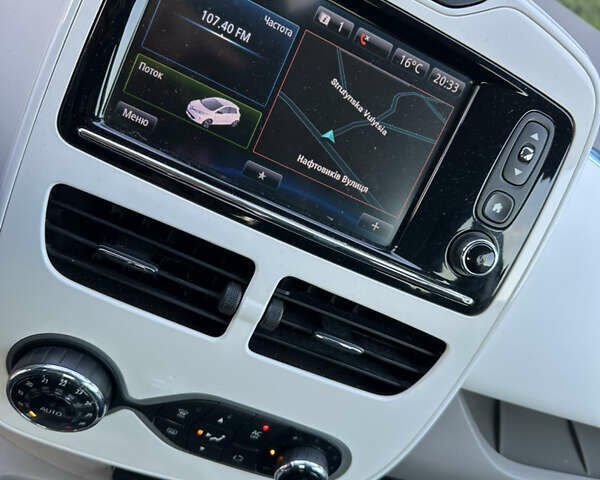Белый Рено Зое, объемом двигателя 0 л и пробегом 106 тыс. км за 6550 $, фото 30 на Automoto.ua