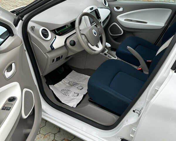 Білий Рено Зое, об'ємом двигуна 0 л та пробігом 72 тис. км за 5999 $, фото 9 на Automoto.ua