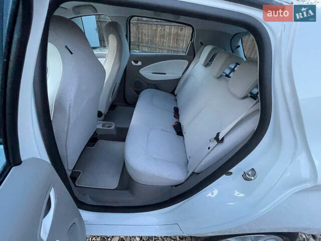 Белый Рено Зое, объемом двигателя 0 л и пробегом 70 тыс. км за 6800 $, фото 5 на Automoto.ua