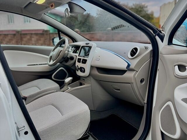 Білий Рено Зое, об'ємом двигуна 0 л та пробігом 84 тис. км за 6990 $, фото 25 на Automoto.ua