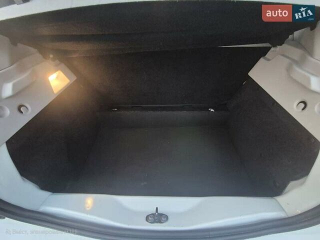 Белый Рено Зое, объемом двигателя 0 л и пробегом 135 тыс. км за 6499 $, фото 11 на Automoto.ua