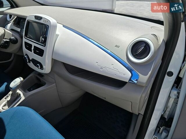 Белый Рено Зое, объемом двигателя 0 л и пробегом 166 тыс. км за 5999 $, фото 24 на Automoto.ua