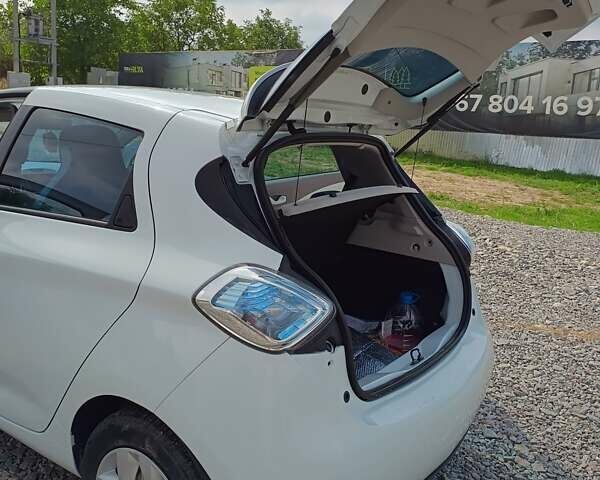 Белый Рено Зое, объемом двигателя 0 л и пробегом 53 тыс. км за 6000 $, фото 7 на Automoto.ua