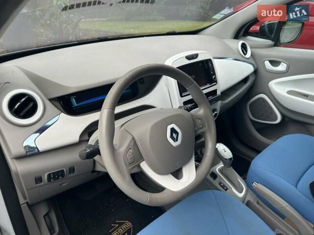 Белый Рено Зое, объемом двигателя 0 л и пробегом 26 тыс. км за 8000 $, фото 5 на Automoto.ua