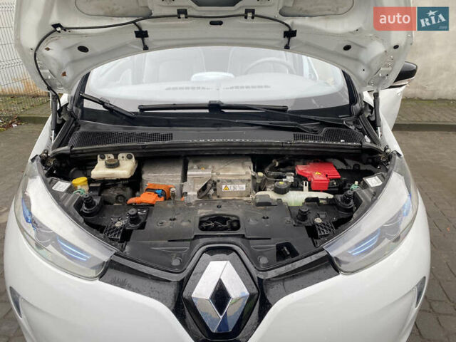 Белый Рено Зое, объемом двигателя 0 л и пробегом 211 тыс. км за 5800 $, фото 10 на Automoto.ua