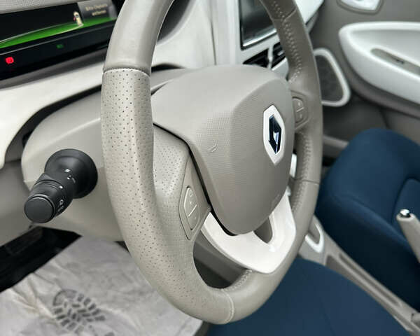 Білий Рено Зое, об'ємом двигуна 0 л та пробігом 72 тис. км за 5999 $, фото 11 на Automoto.ua