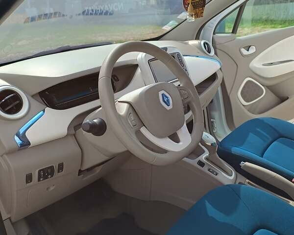 Белый Рено Зое, объемом двигателя 0 л и пробегом 53 тыс. км за 6000 $, фото 22 на Automoto.ua