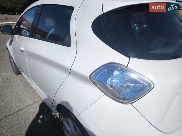 Белый Рено Зое, объемом двигателя 0 л и пробегом 88 тыс. км за 5899 $, фото 8 на Automoto.ua