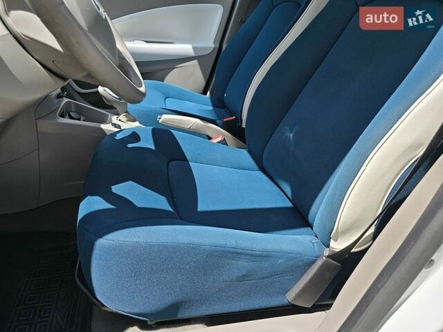 Белый Рено Зое, объемом двигателя 0 л и пробегом 166 тыс. км за 5999 $, фото 44 на Automoto.ua