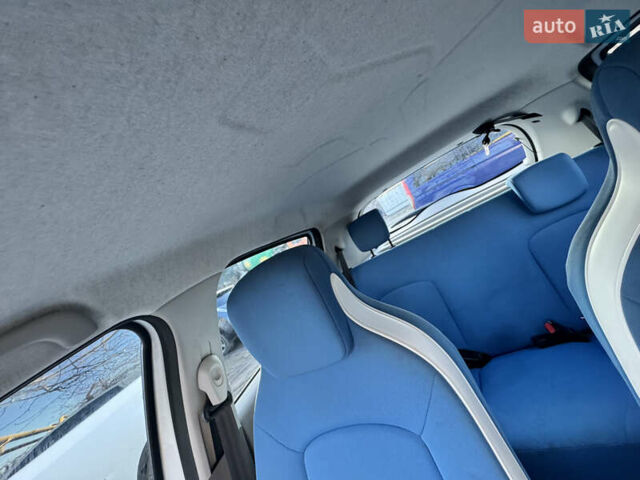 Белый Рено Зое, объемом двигателя 0 л и пробегом 160 тыс. км за 6900 $, фото 19 на Automoto.ua