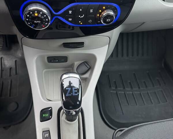 Белый Рено Зое, объемом двигателя 0 л и пробегом 100 тыс. км за 6500 $, фото 18 на Automoto.ua