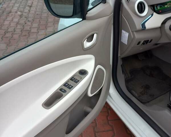 Белый Рено Зое, объемом двигателя 0 л и пробегом 150 тыс. км за 5550 $, фото 5 на Automoto.ua